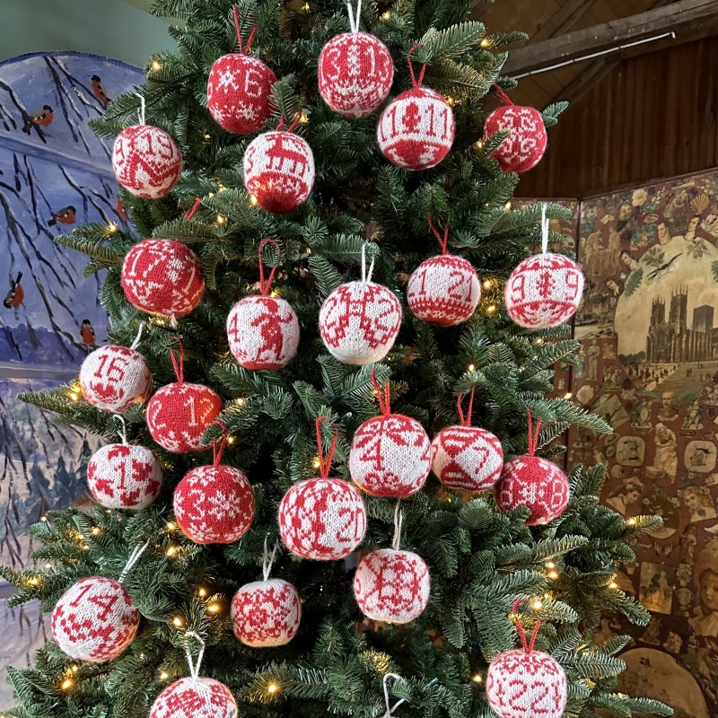 Breien met kerstgevoel: waarom gebreide kerstballen het helemaal doen